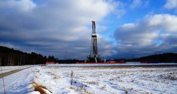 natural-gas-drilling-rig-in-snow-620x330